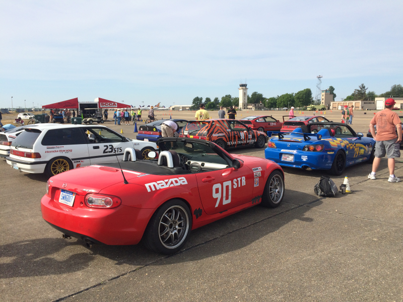 Illustration for article titled Dead planes and pork barbecue: Running my Miata at the Blytheville Pro